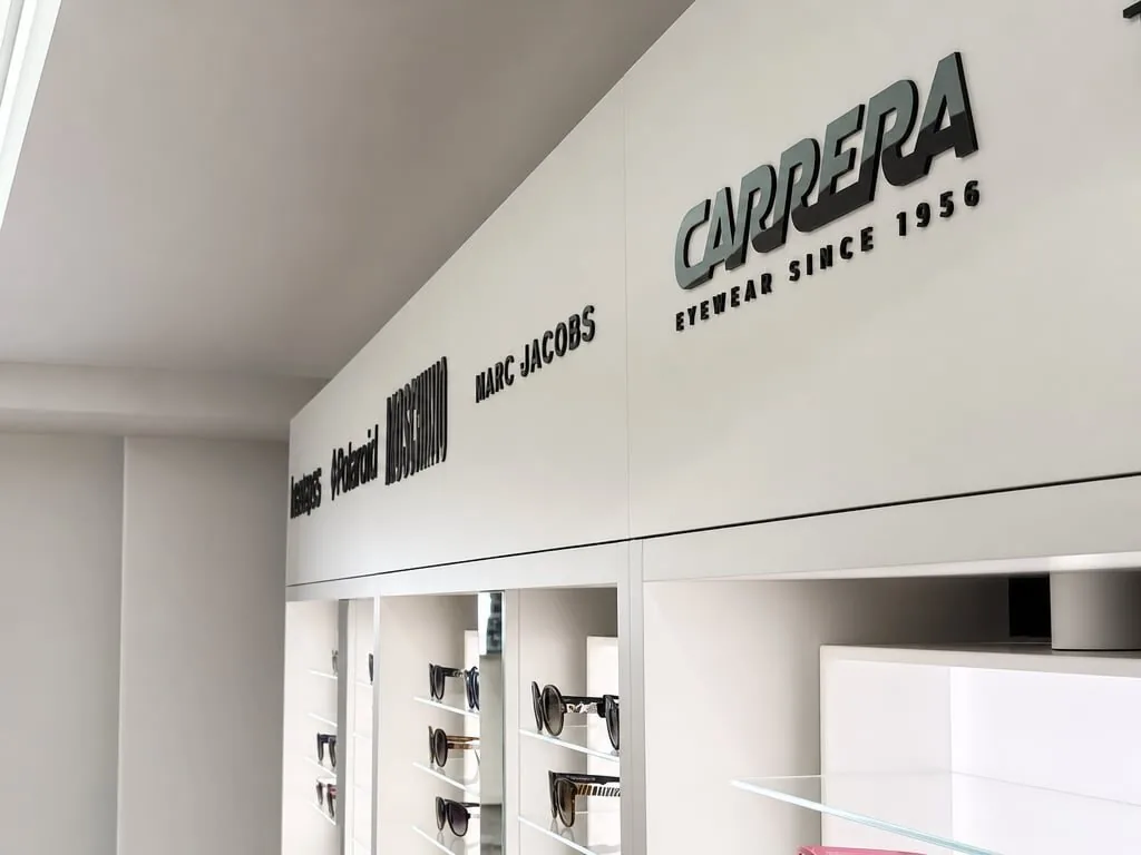 Parete brand con Carrera, Marc Jacobs e Moschino da Magazzini Ottici, Largo Riborgo Trieste