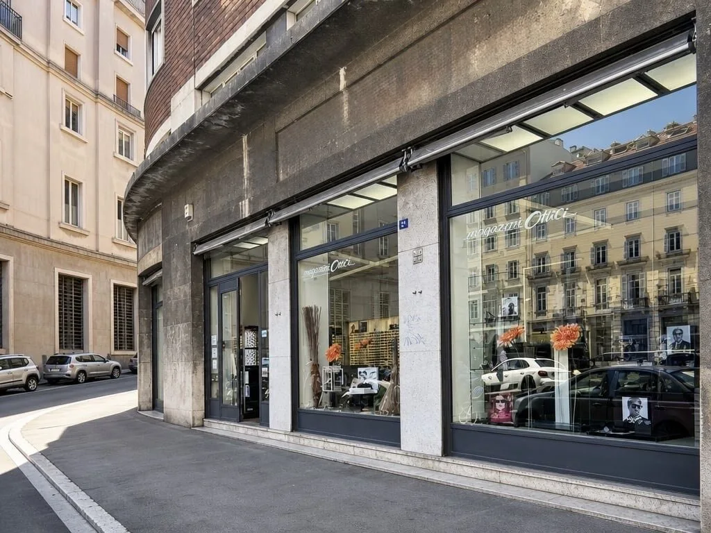 Vetrina d'angolo di Magazzini Ottici in Largo Riborgo, nel centro storico di Trieste