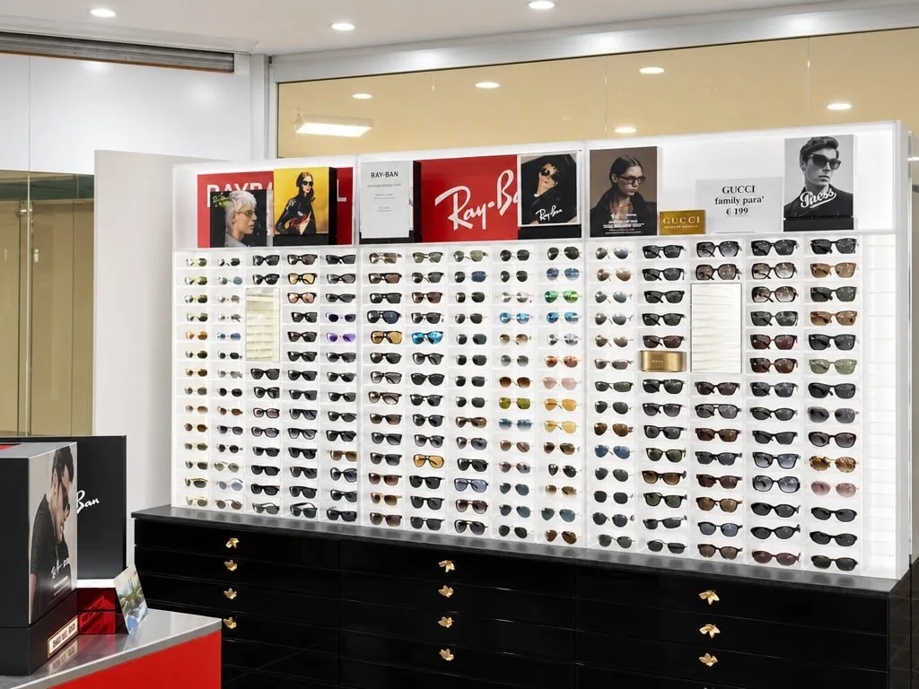 Parete di occhiali da sole da Magazzini Ottici Le Torri