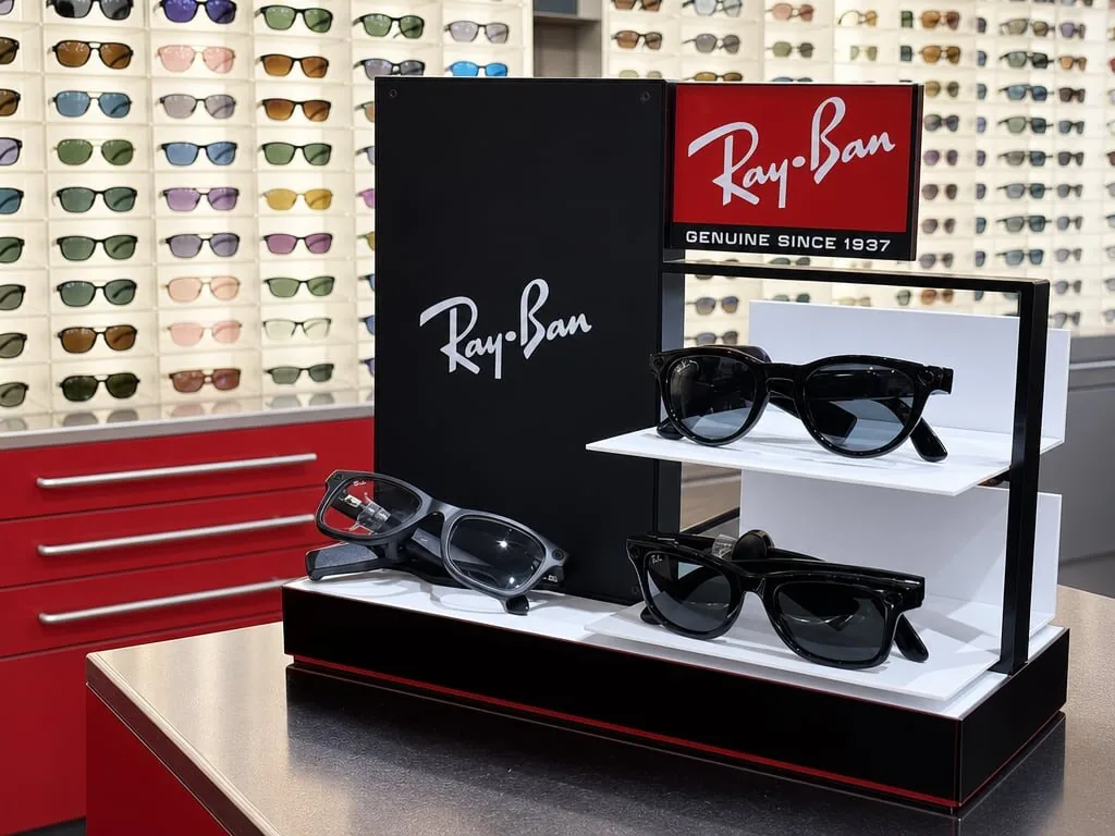 Espositore Ray-Ban e Ray-Ban Meta da Magazzini Ottici Le Torri